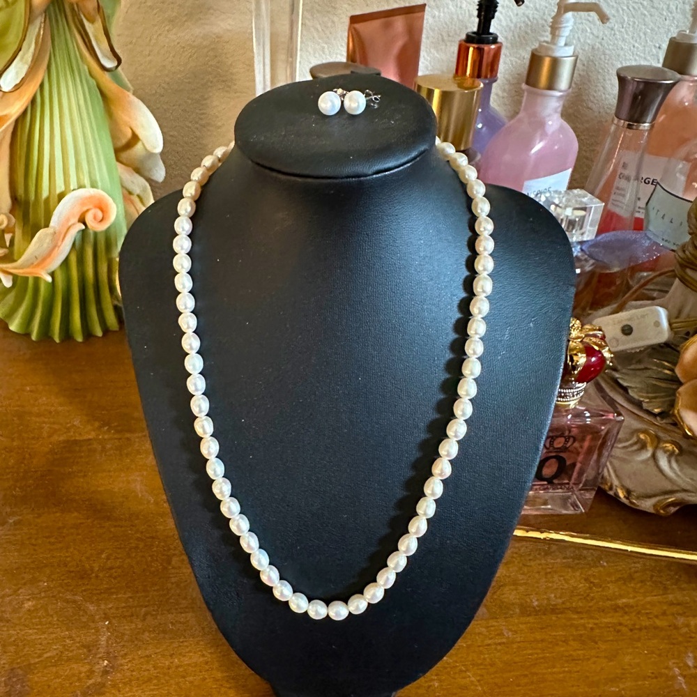 Elegant Fresh Water Pearl Necklace and Earring Set